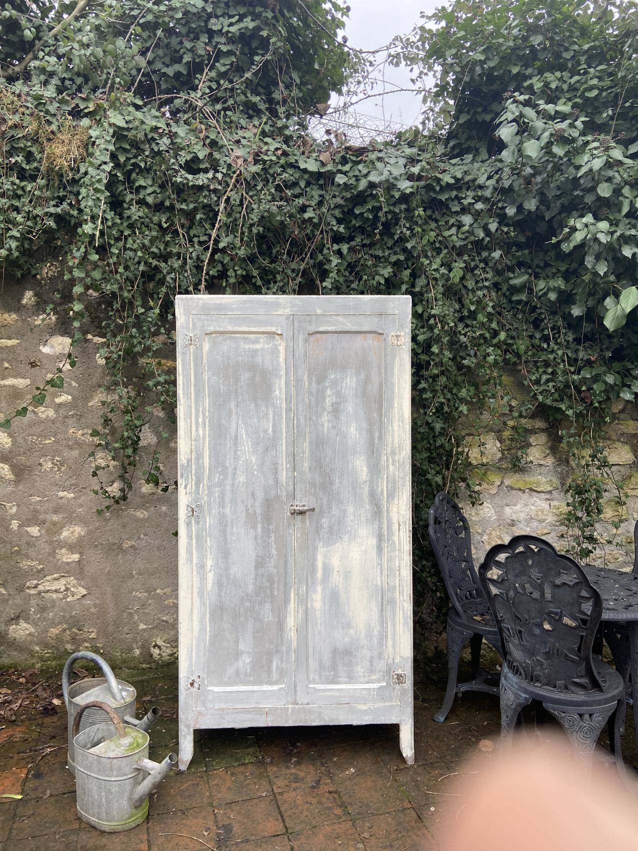 Grande armoire parisienne ancienne patinée blanche