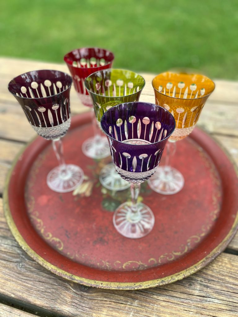 verres anciens en cristal de couleur