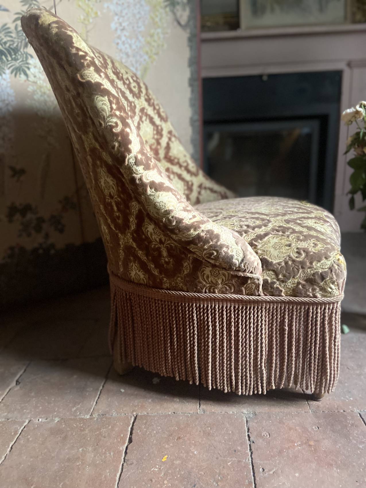 Fauteuil crapaud à franges en velour rose poudré – Zelda et Charlie