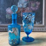 Duo carafe et verre en verre bleu - Époque 1900 à motifs émaillés de fleurs et d'oiseaux