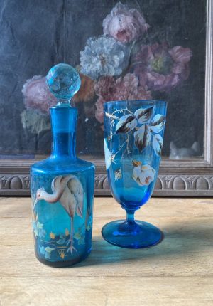 Duo carafe et verre en verre bleu - Époque 1900 à motifs émaillés de fleurs et d'oiseaux