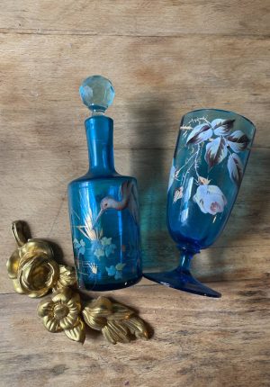 Duo carafe et verre en verre bleu - Époque 1900 à motifs émaillés de fleurs et d'oiseaux
