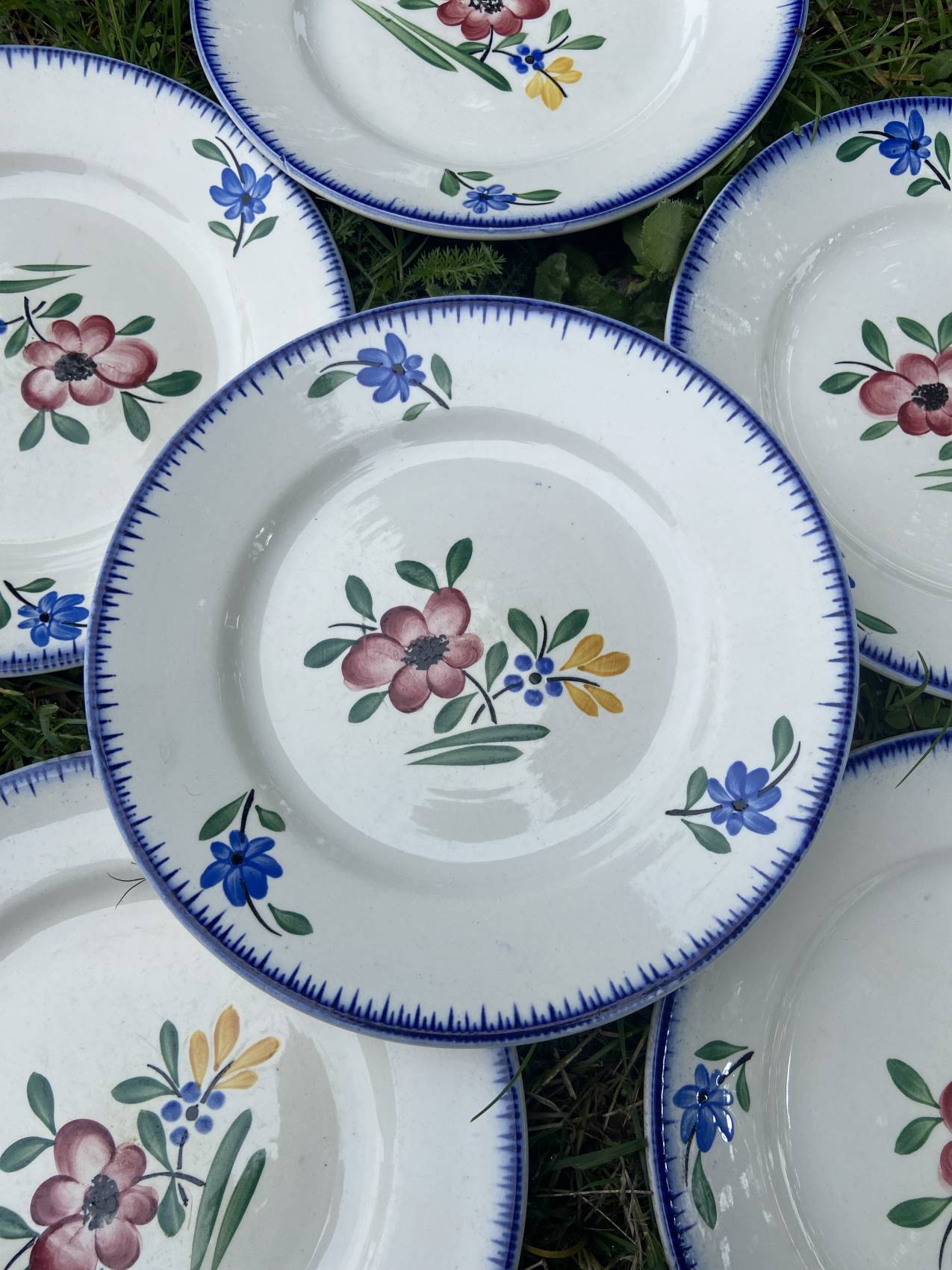 Série de six petites assiettes anciennes plates en faïence Digouin Sarreguemines - Modèle Luchon