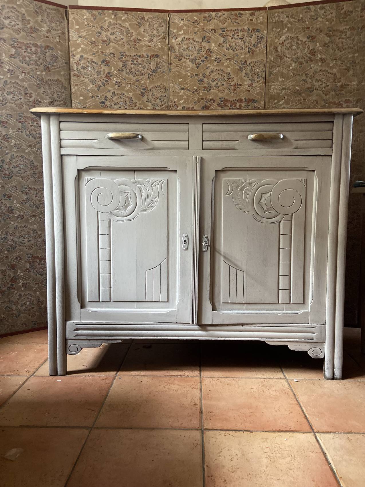 Buffet parisien ancien époque Art Deco en chêne massif patine crème