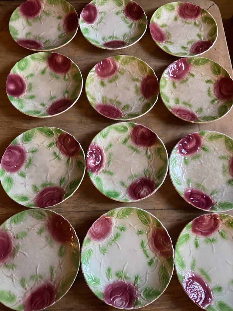 Les Assiettes en Faïence Barbotine à Motif de Roses de la Fabrique d'Onnaing