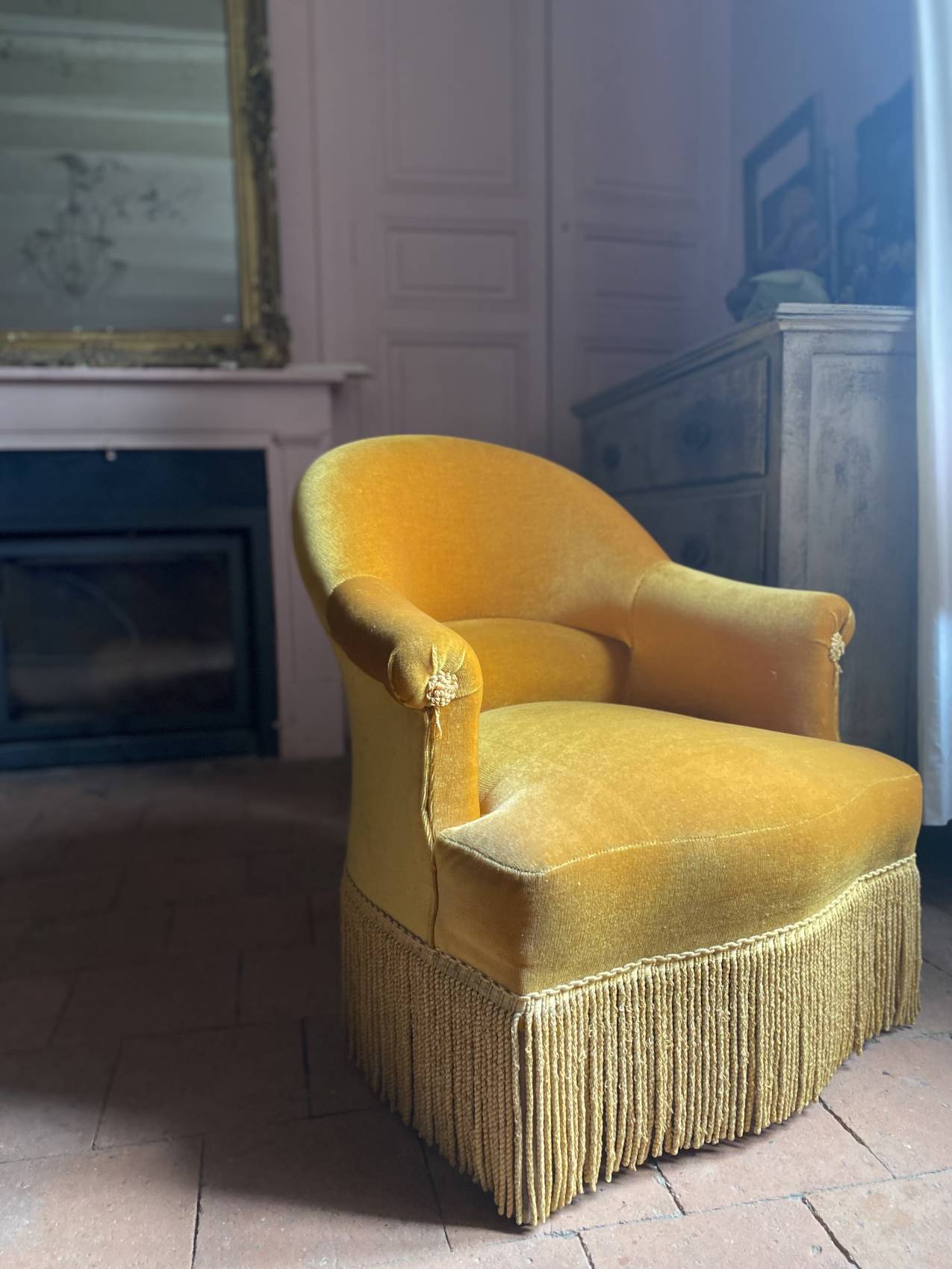 Fauteuil crapaud ancien en velours jaune d'or : élégance et confort vintage