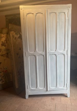 Armoire parisienne en hêtre  – Élégance à prix doux !