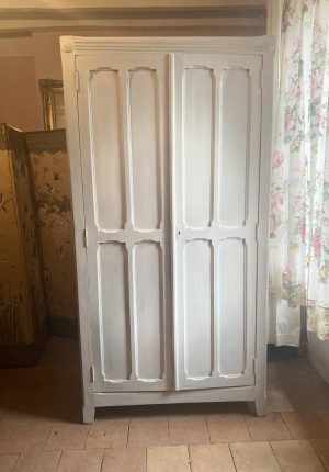 Armoire parisienne en hêtre  – Élégance à prix doux !