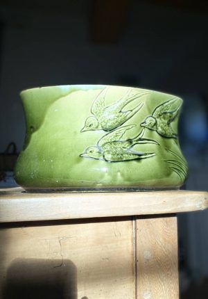 JARDINIÈRE ÉPOQUE 1900 EN FAÏENCE BARBOTINE – MOTIFS HIRONDELLES