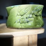 JARDINIÈRE ÉPOQUE 1900 EN FAÏENCE BARBOTINE – MOTIFS HIRONDELLES