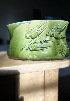 JARDINIÈRE ÉPOQUE 1900 EN FAÏENCE BARBOTINE – MOTIFS HIRONDELLES