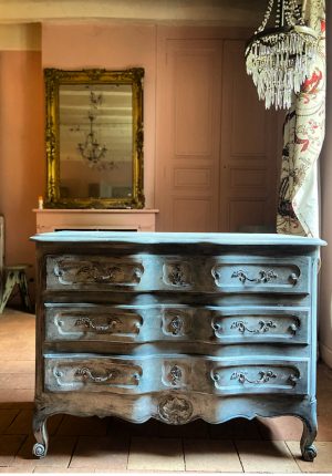 Grande commode de style Louis XV arbalète - Patine à l’ancienne