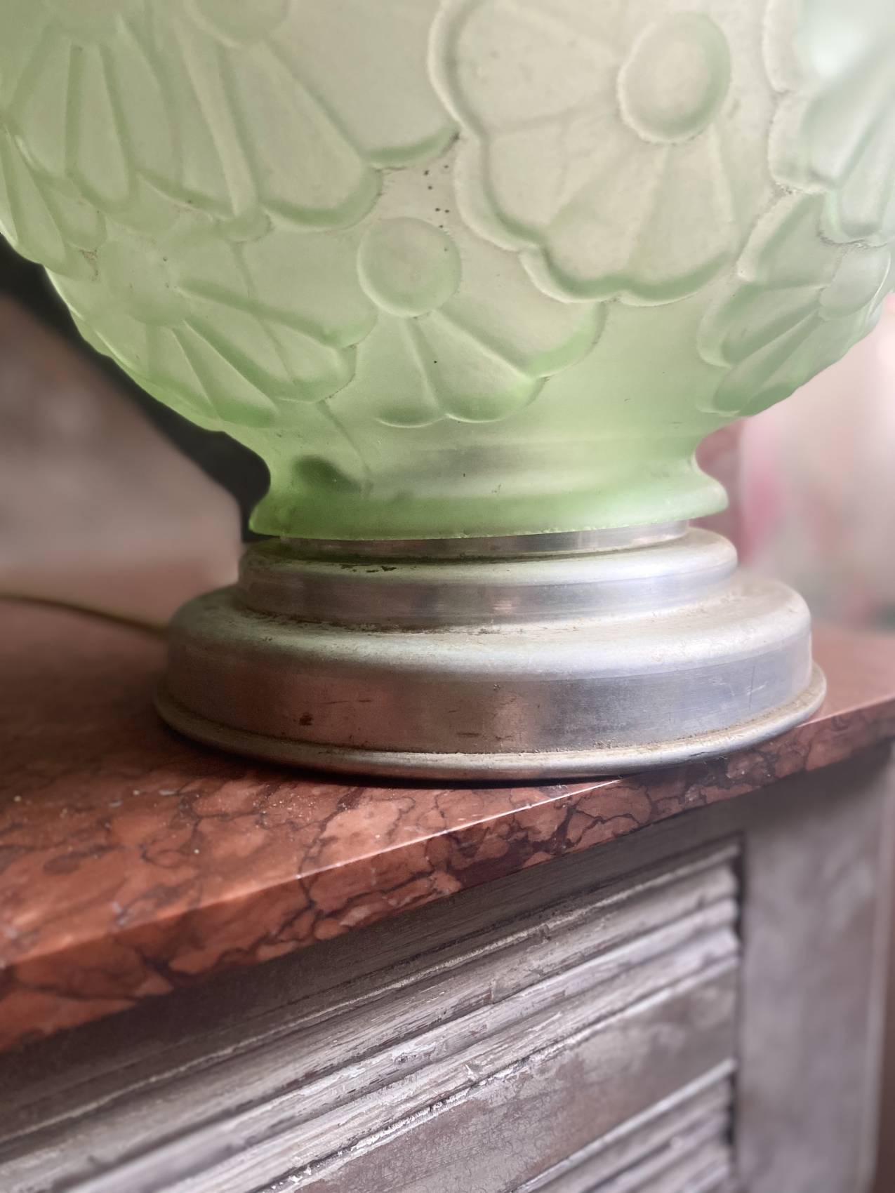 Lampe globe époque Art Déco avec globe en verre vert à motifs floraux