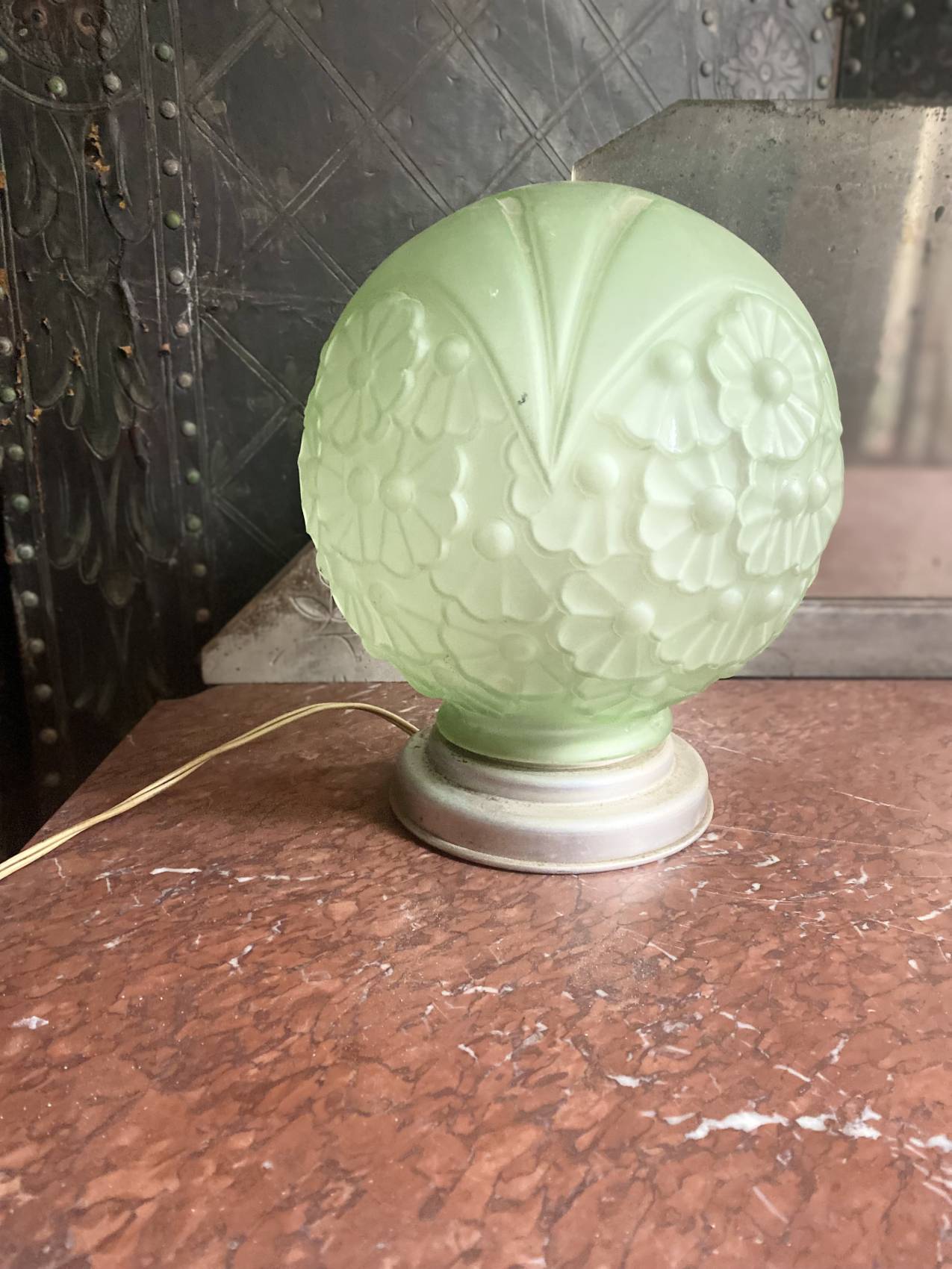 Lampe globe époque Art Déco avec globe en verre vert à motifs floraux