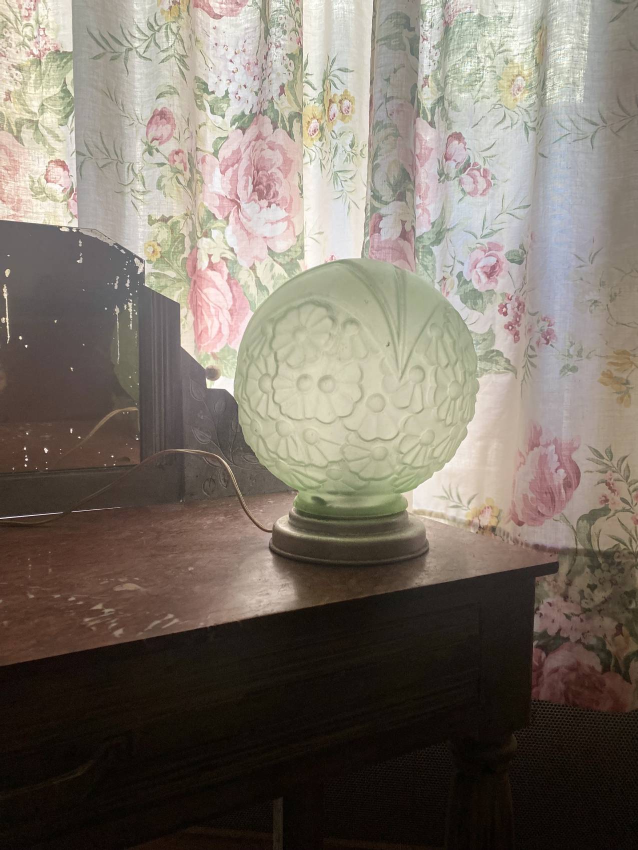 Lampe globe époque Art Déco avec globe en verre vert à motifs floraux