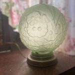 Lampe globe époque Art Déco avec globe en verre vert à motifs floraux