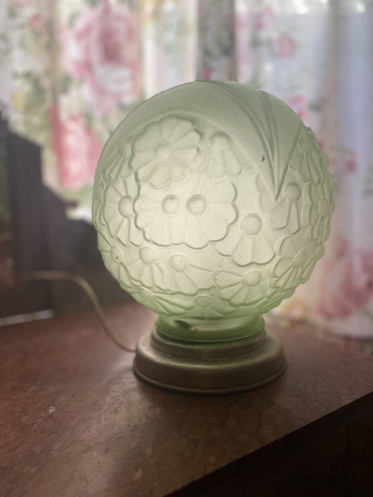 Lampe globe époque Art Déco avec globe en verre vert à motifs floraux