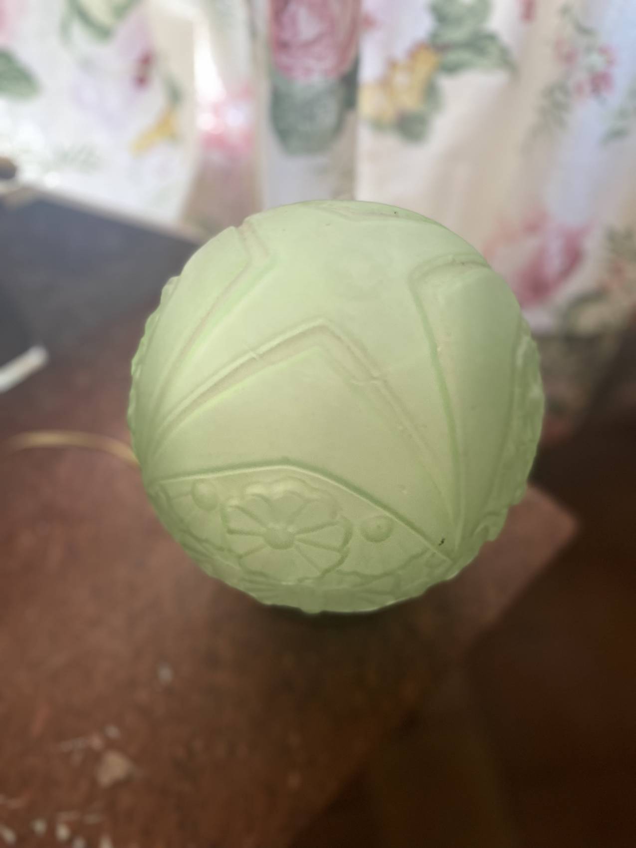 Lampe globe époque Art Déco avec globe en verre vert à motifs floraux