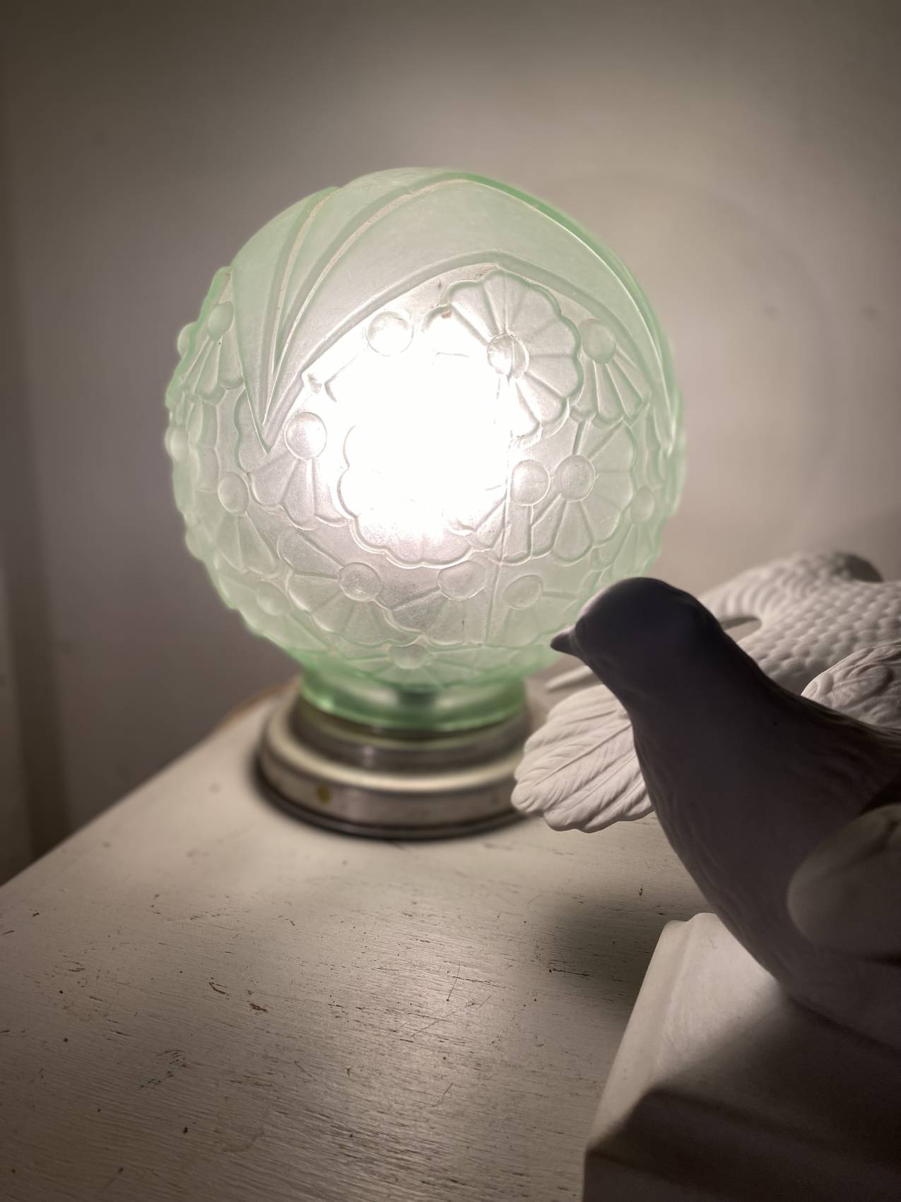 Lampe globe époque Art Déco avec globe en verre vert à motifs floraux