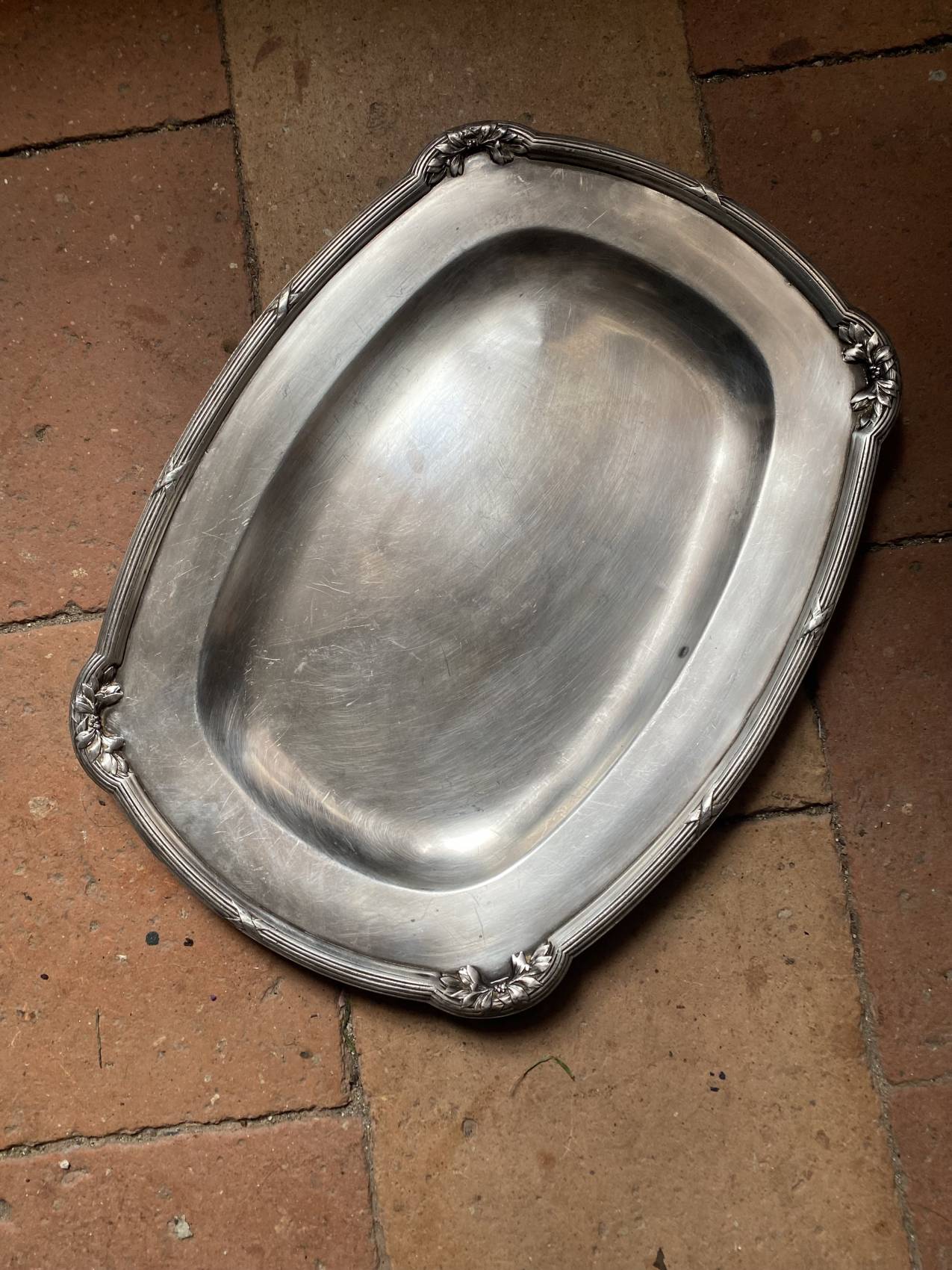 Petit plat de service  en métal argenté – Style Louis XVI, dimensions 34 x 26 cm