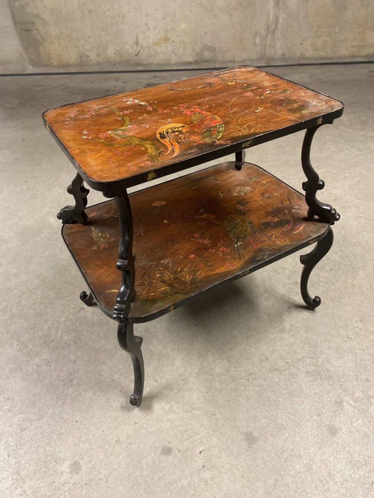 Table à thé Époque 1900 avec motifs d'oiseaux – Élégance et raffinement