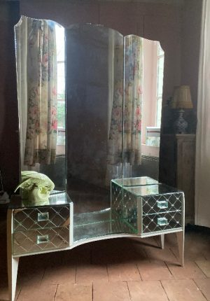 Adoptée Coiffeuse vintage des années 50 – Élégance miroir et charme rétro