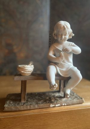 Sculpture en Biscuit par Luighi Salesio La fillette aux oiseaux  Époque 1900