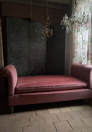 Banquette hirondelle début 1900 intégralement rénovée en velours rose