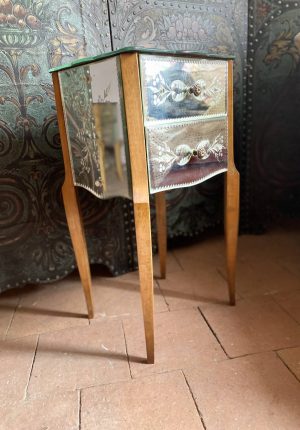 Chevet en miroir des années 50 – Élégance et reflets du passé