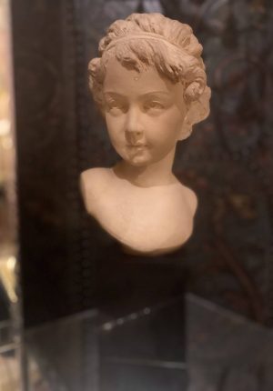 Grande sculpture Art Déco en terre cuite – La jeune fille art deco  (40 cm)