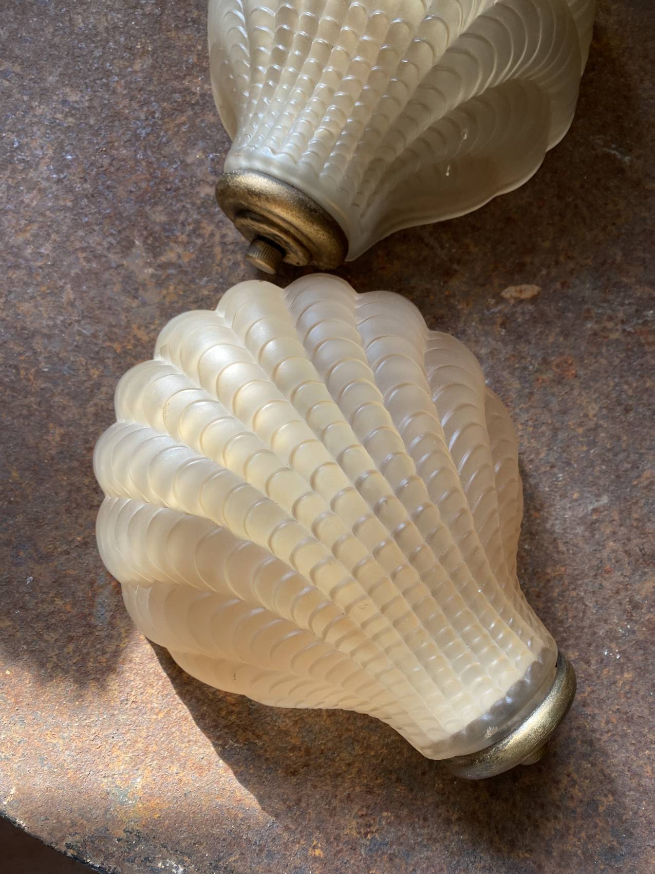 Paire d’appliques époque Art Déco en verre moulé pressé – Élégance et raffinement Trop tad Adopté
