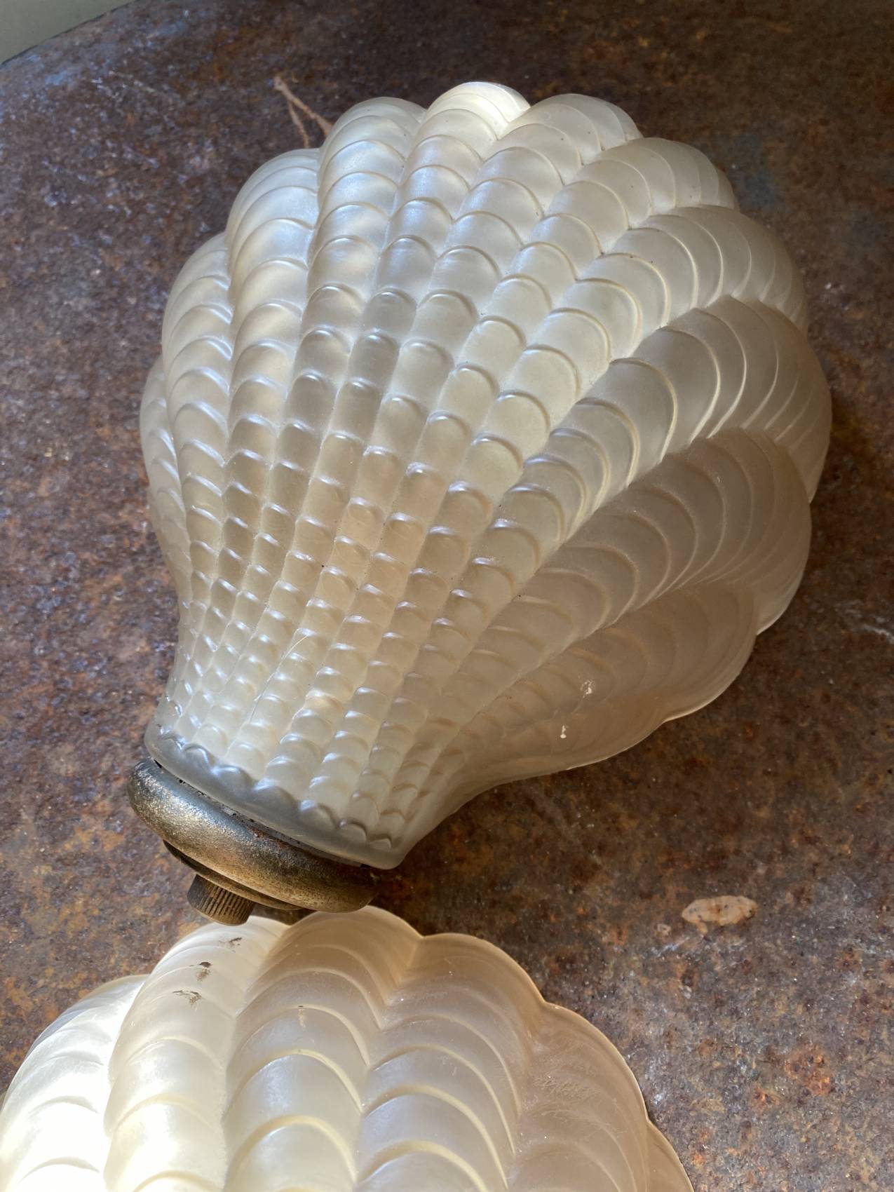 Paire d’appliques époque Art Déco en verre moulé pressé – Élégance et raffinement Trop tad Adopté – Image 15