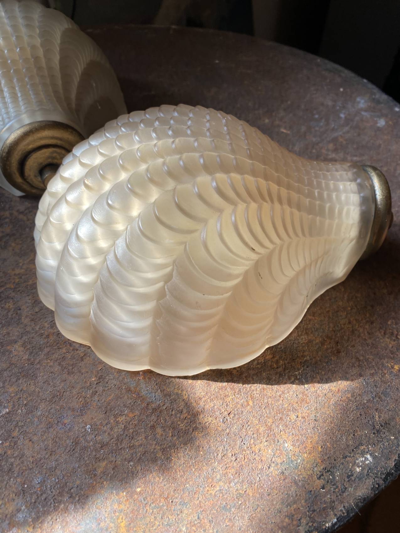 Paire d’appliques époque Art Déco en verre moulé pressé – Élégance et raffinement Trop tad Adopté – Image 12