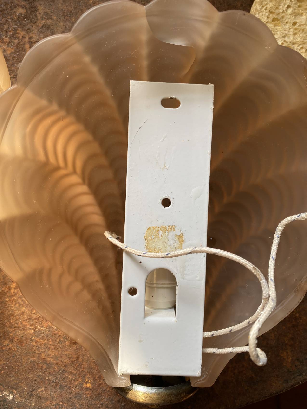Paire d’appliques époque Art Déco en verre moulé pressé – Élégance et raffinement Trop tad Adopté – Image 9