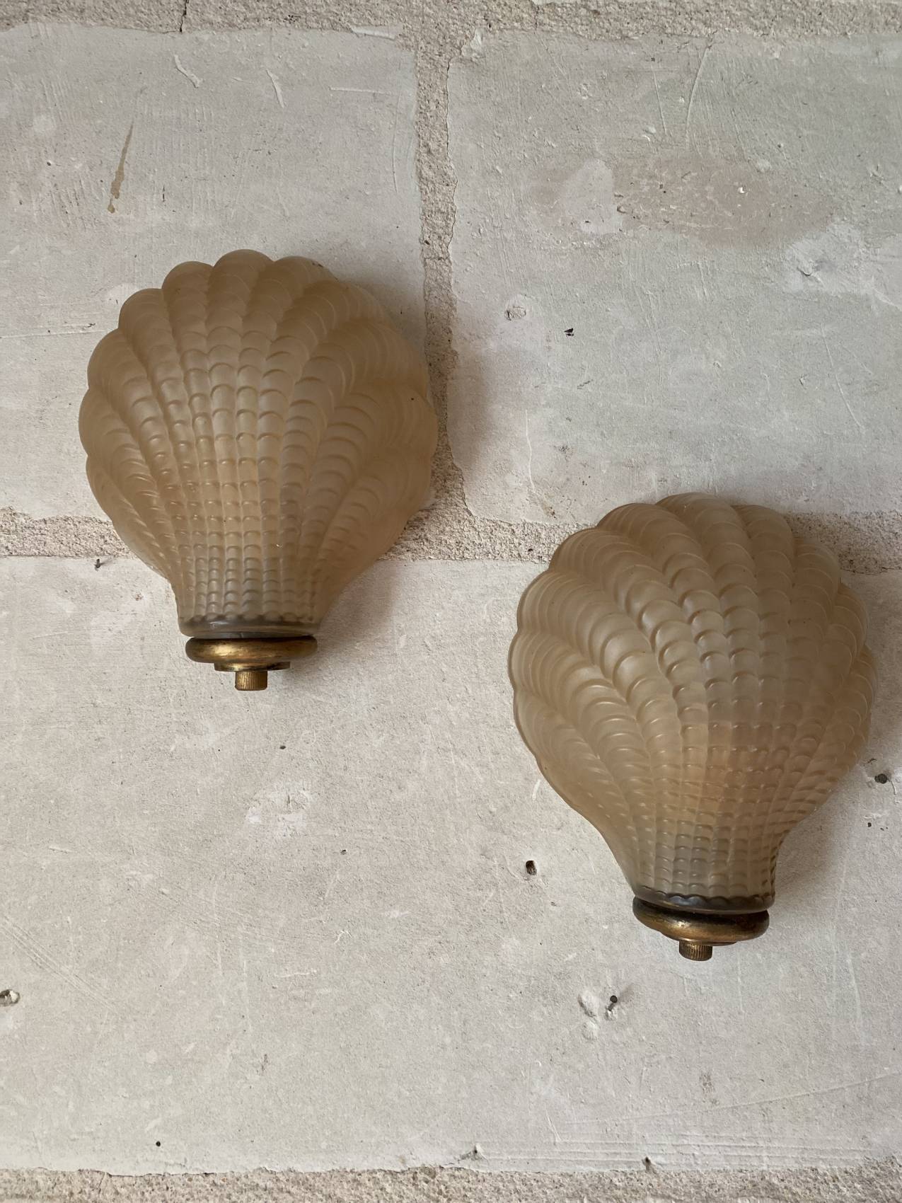 Paire d’appliques époque Art Déco en verre moulé pressé – Élégance et raffinement Trop tad Adopté – Image 2