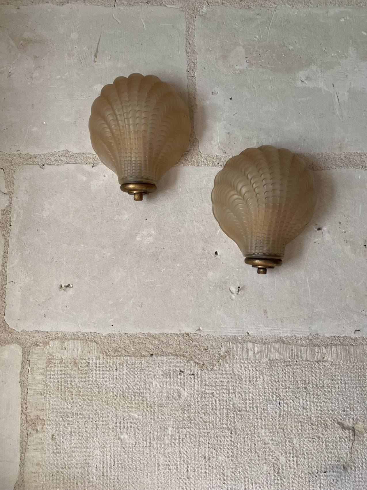 Paire d’appliques époque Art Déco en verre moulé pressé – Élégance et raffinement Trop tad Adopté – Image 6