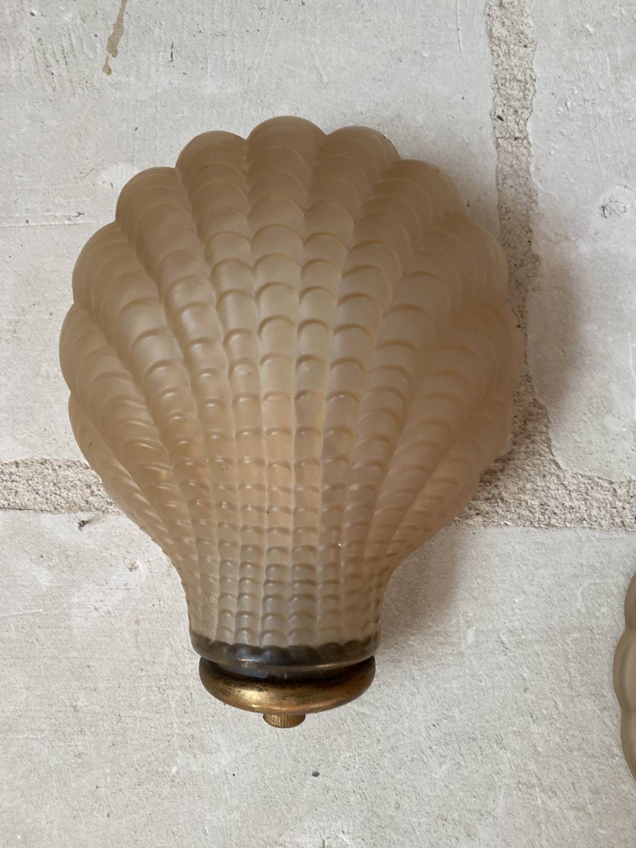 Paire d’appliques époque Art Déco en verre moulé pressé – Élégance et raffinement Trop tad Adopté – Image 4