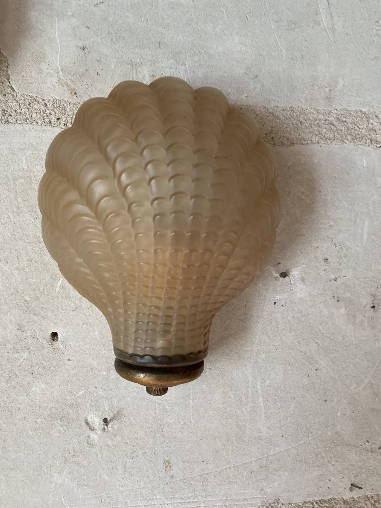 Paire d’appliques époque Art Déco en verre moulé pressé – Élégance et raffinement Trop tad Adopté – Image 3