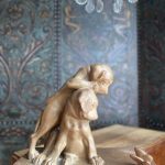 Sculpture en terre cuite “Deux chiots regardant un papillon” – époque 1900 signée Géo Vacossin