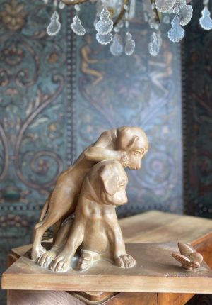 Sculpture en terre cuite “Deux chiots regardant un papillon” – époque 1900 signée Géo Vacossin