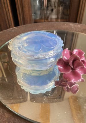 Boîte en verre opalescent – époque Art Déco – motif floral en relief – 11 x 5 cm