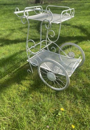 Desserte des années 50 en fer forgé blanc – Élégance vintage pour vos instants gourmands