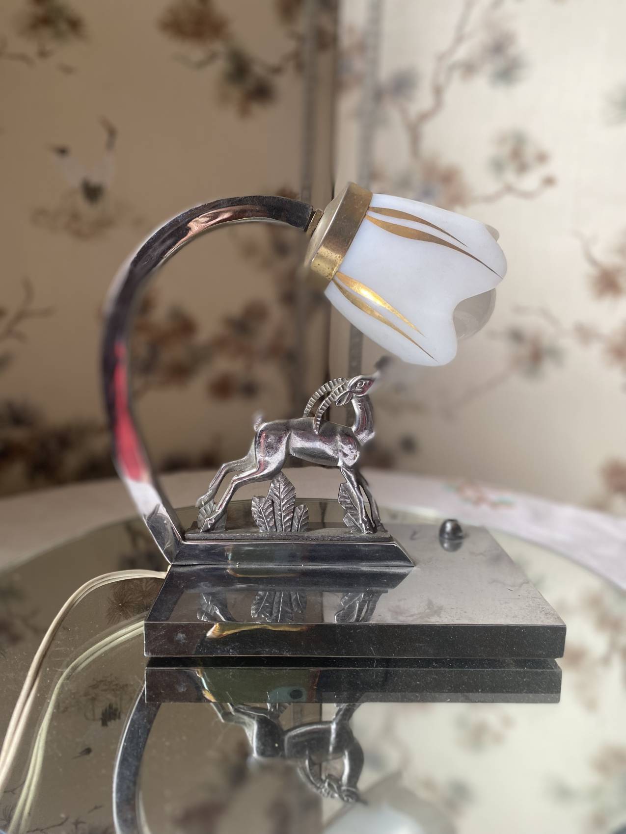 Une petite lampe art déco en acier nickelé et opaline blanche – Image 2