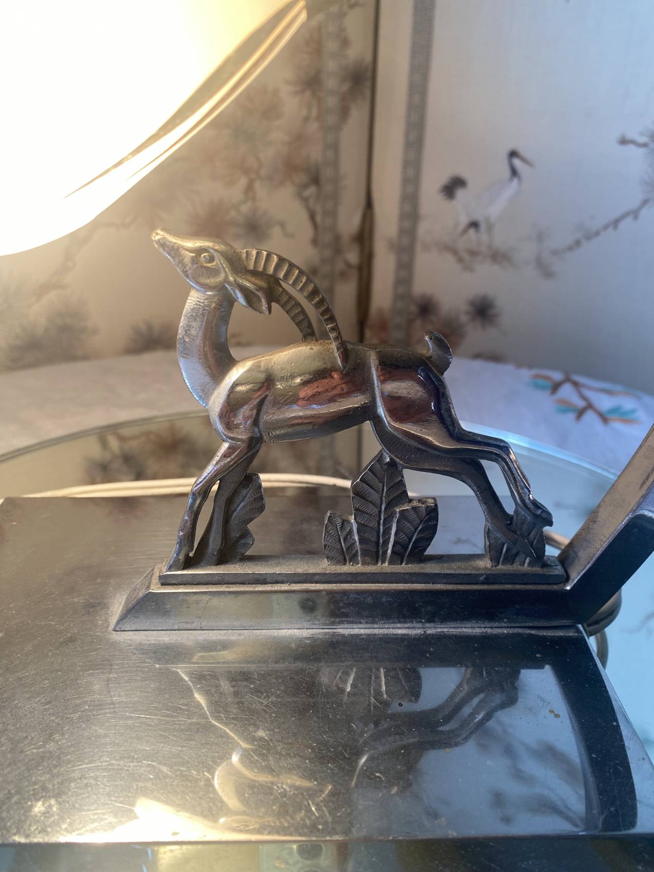 Une petite lampe art déco en acier nickelé et opaline blanche – Image 4