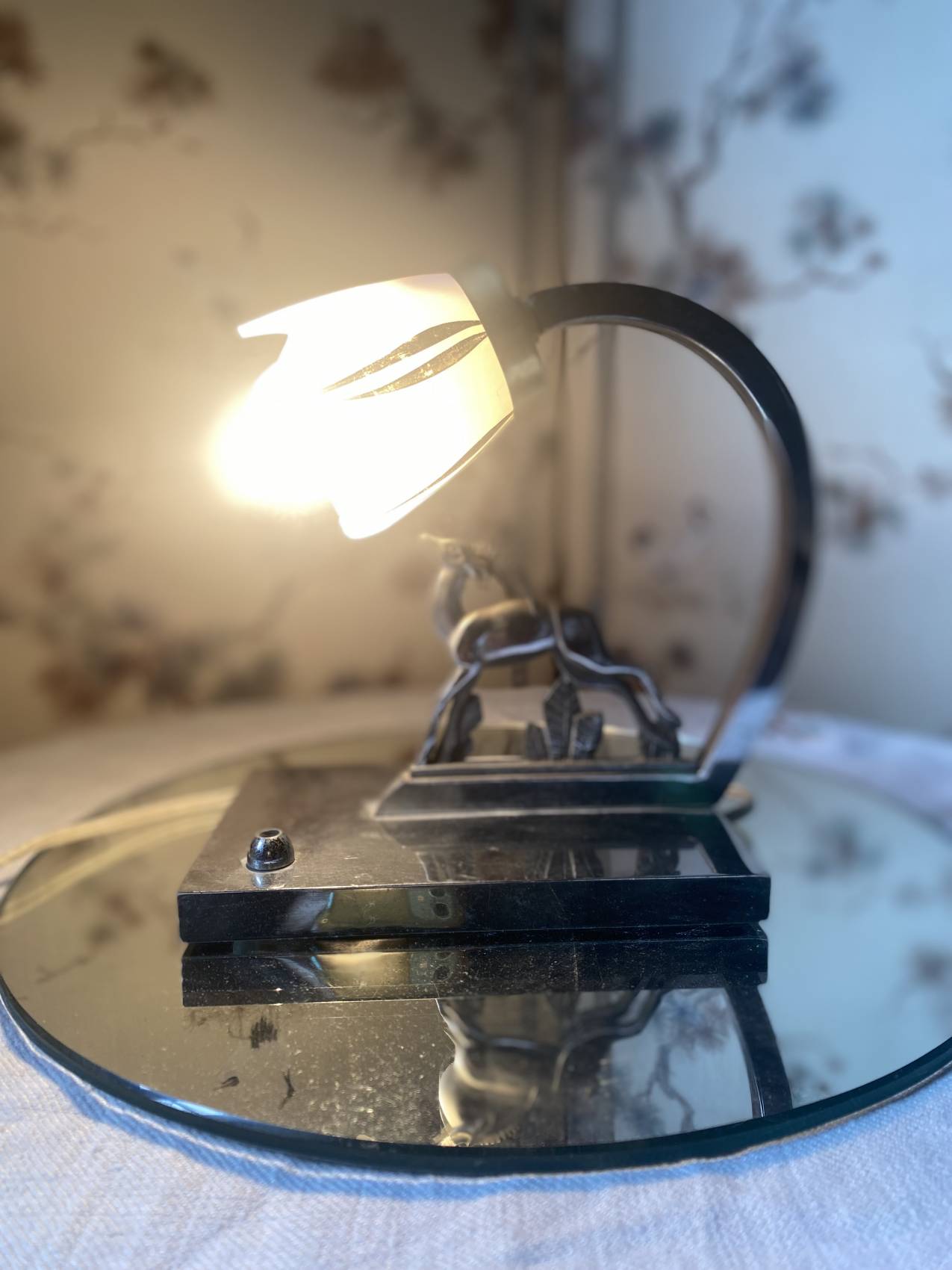 Une petite lampe art déco en acier nickelé et opaline blanche – Image 8