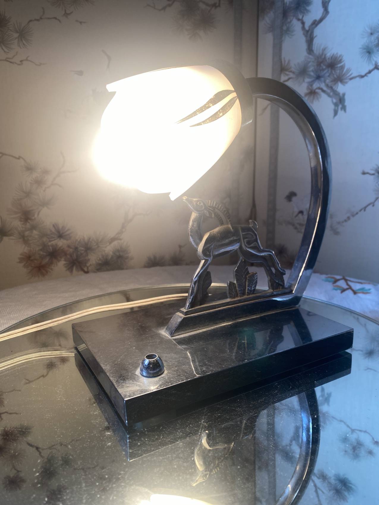 Une petite lampe art déco en acier nickelé et opaline blanche – Image 7