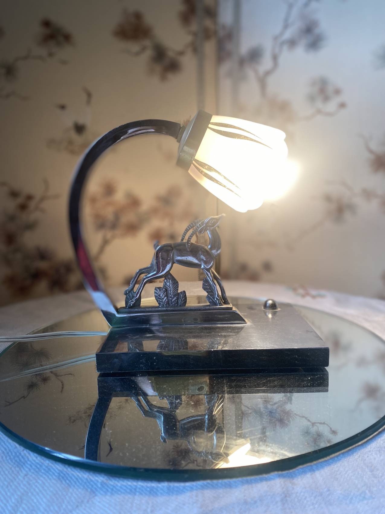 Une petite lampe art déco en acier nickelé et opaline blanche – Image 6