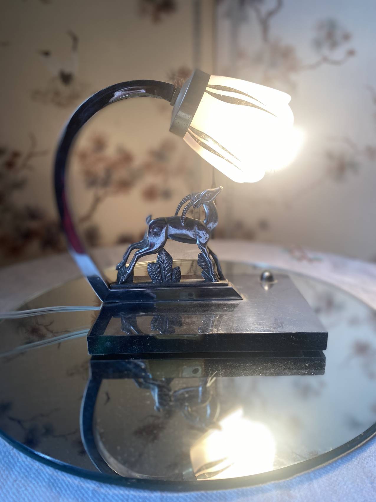 Une petite lampe art déco en acier nickelé et opaline blanche – Image 9