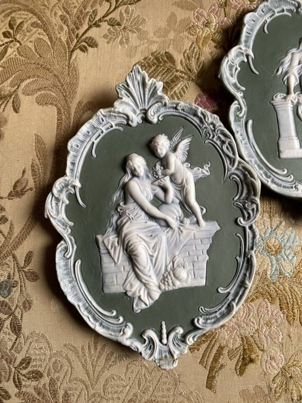 Paire de médaillons – Scènes de l’Amour Antique – Style Wedgwood – Vers 1900 – Image 6