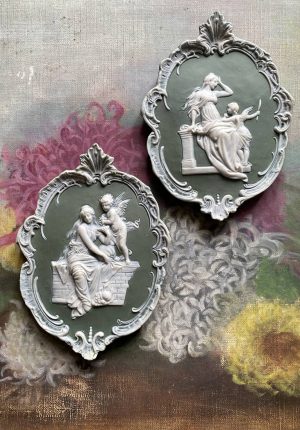 Paire de médaillons – Scènes de l’Amour Antique – Style Wedgwood – Vers 1900